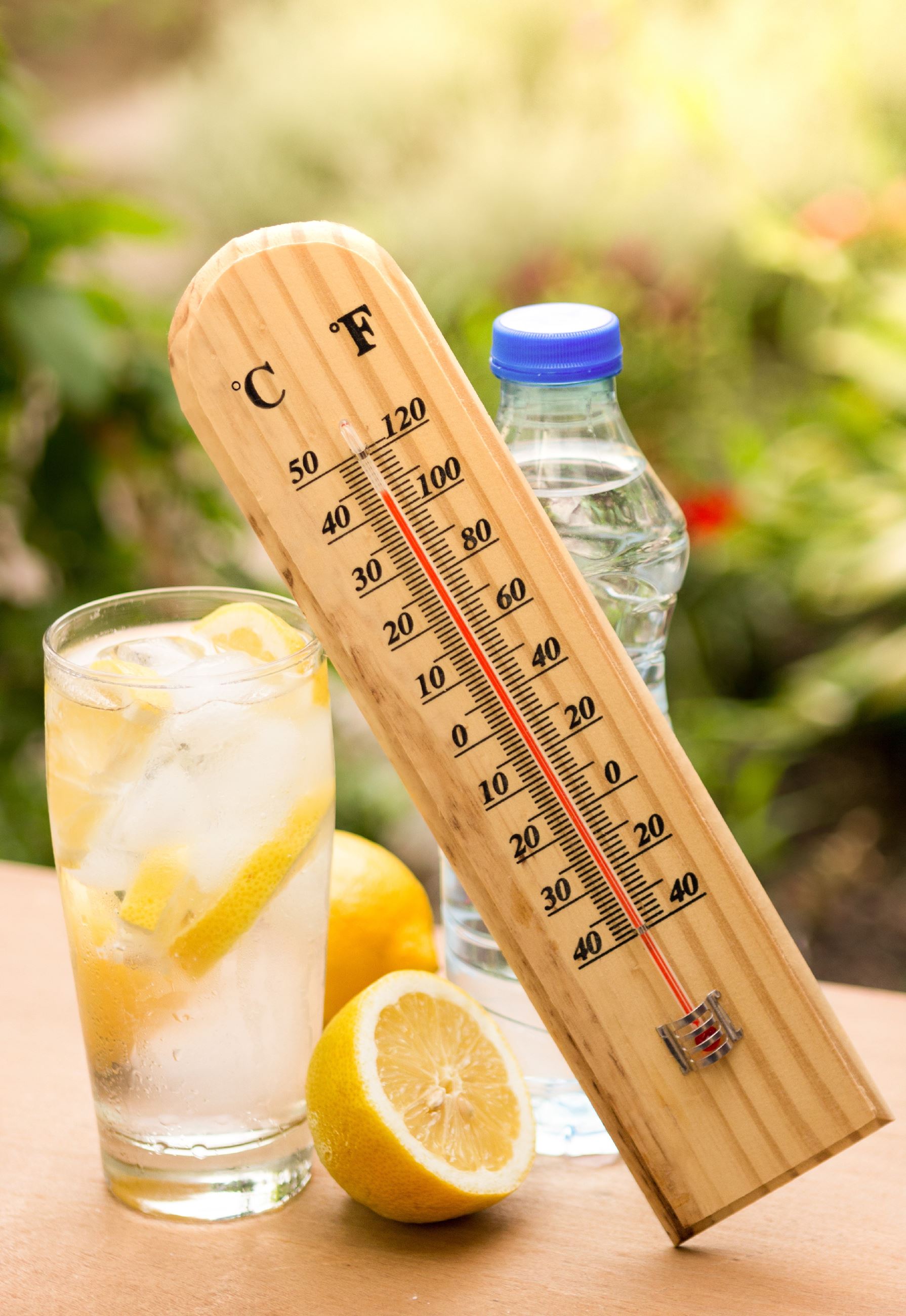 A thermometer and glass of lemonade